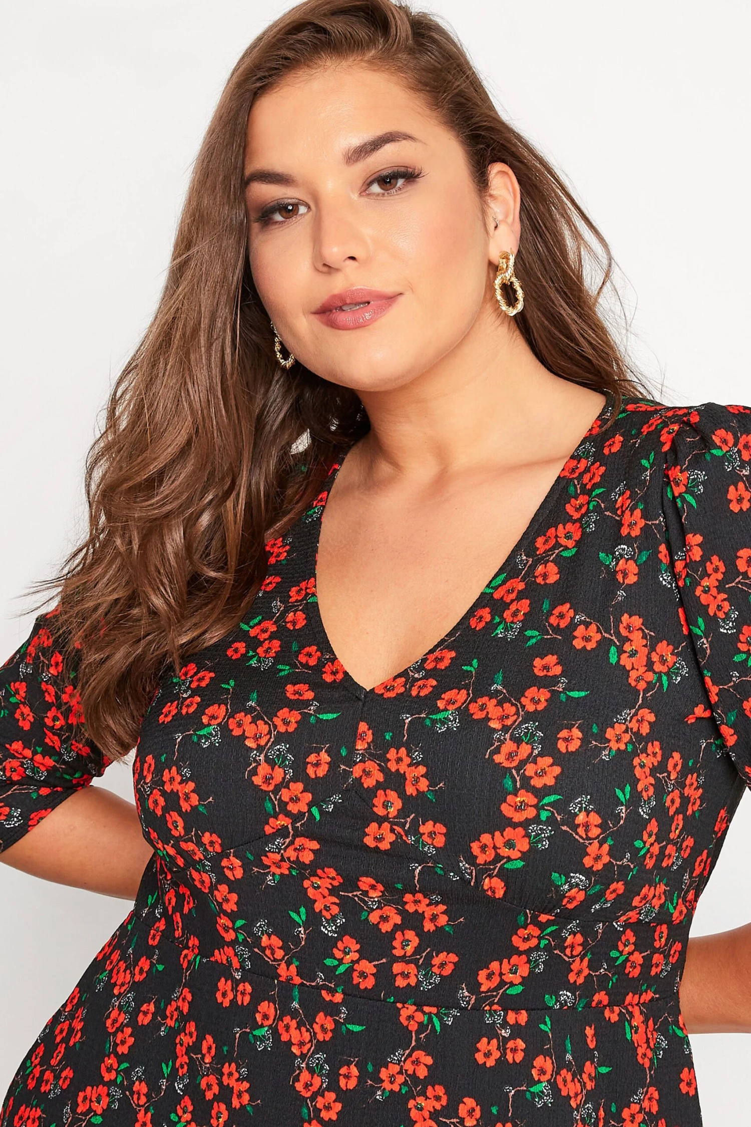 YOURS LONDON - Robe Noire & Rouge Petites Fleurs Volanté 6 YOURS LONDON - Robe Noire & Rouge Petites Fleurs Volanté – Image 4