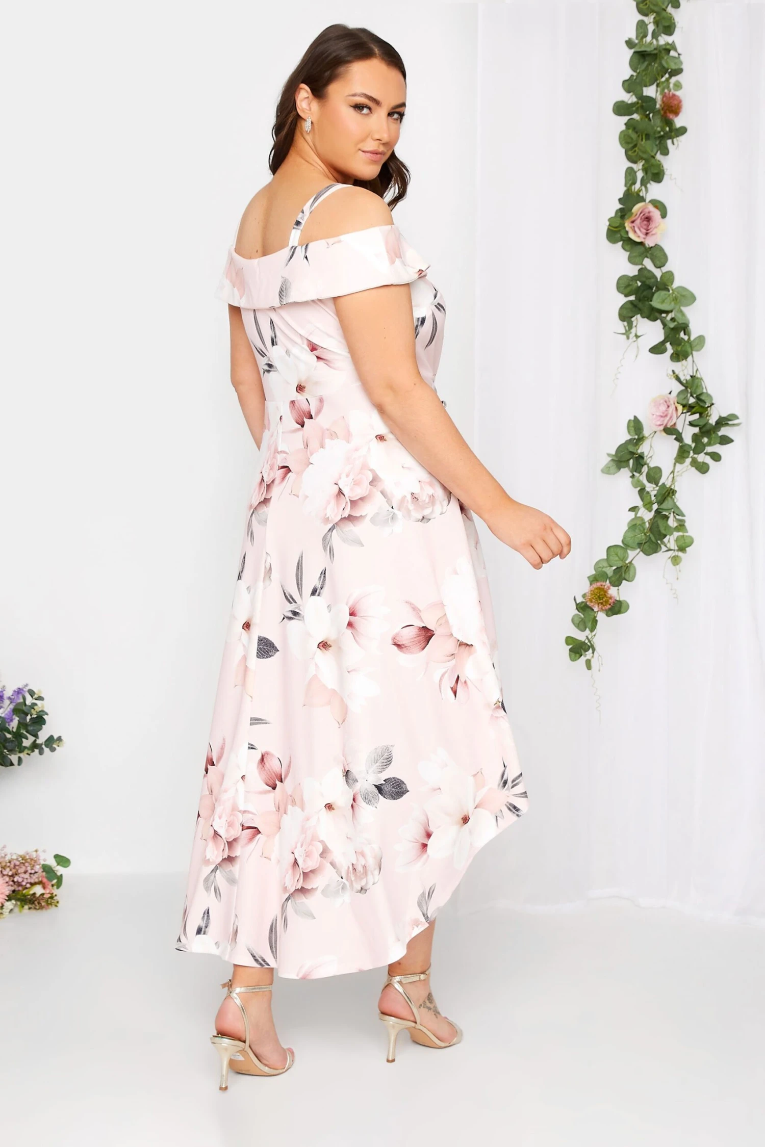 YOURS LONDON - Robe Rose Poudré Floral En Bardot Demoiselle D'Honneur 5 YOURS LONDON - Robe Rose Poudré Floral En Bardot Demoiselle D'Honneur – Image 3