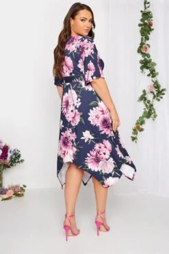 YOURS LONDON - Robe Bleue Marine Floral Rose Ourlet Roulanté -GrandeTendance Boutique 1af3ebd0 7395 4e 162104 C