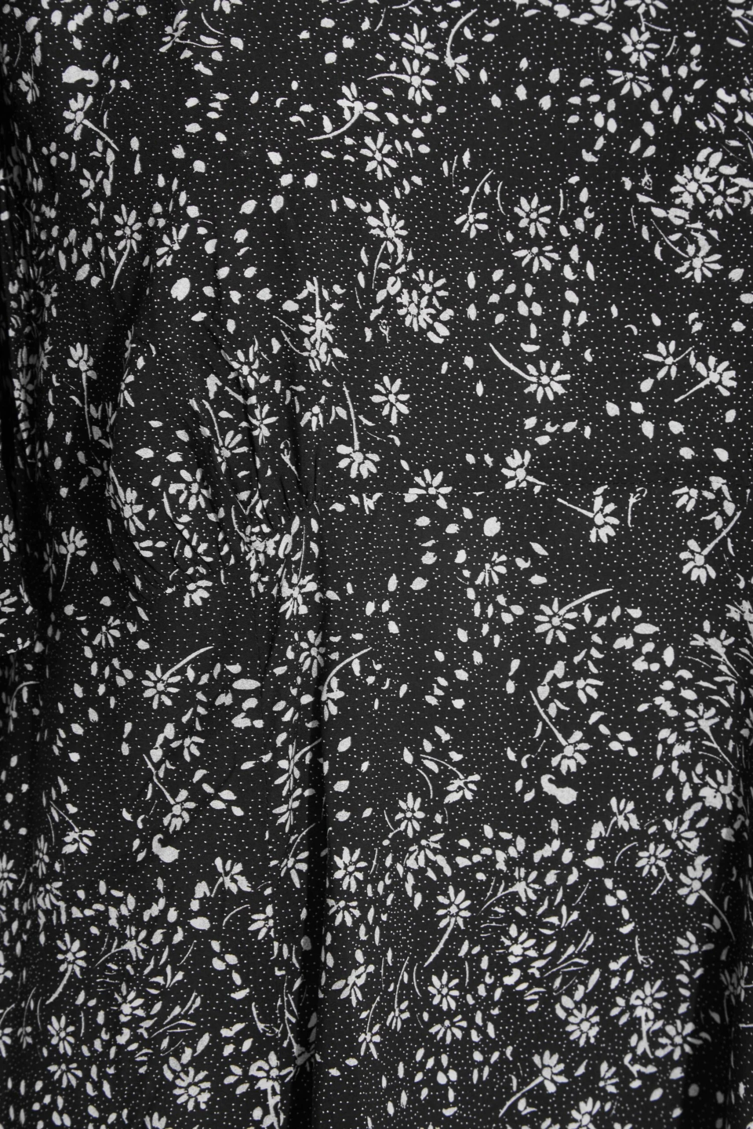 Robe Noire Midi à Fente Design Pâquerettes 6 Robe Noire Midi à Fente Design Pâquerettes – Image 4