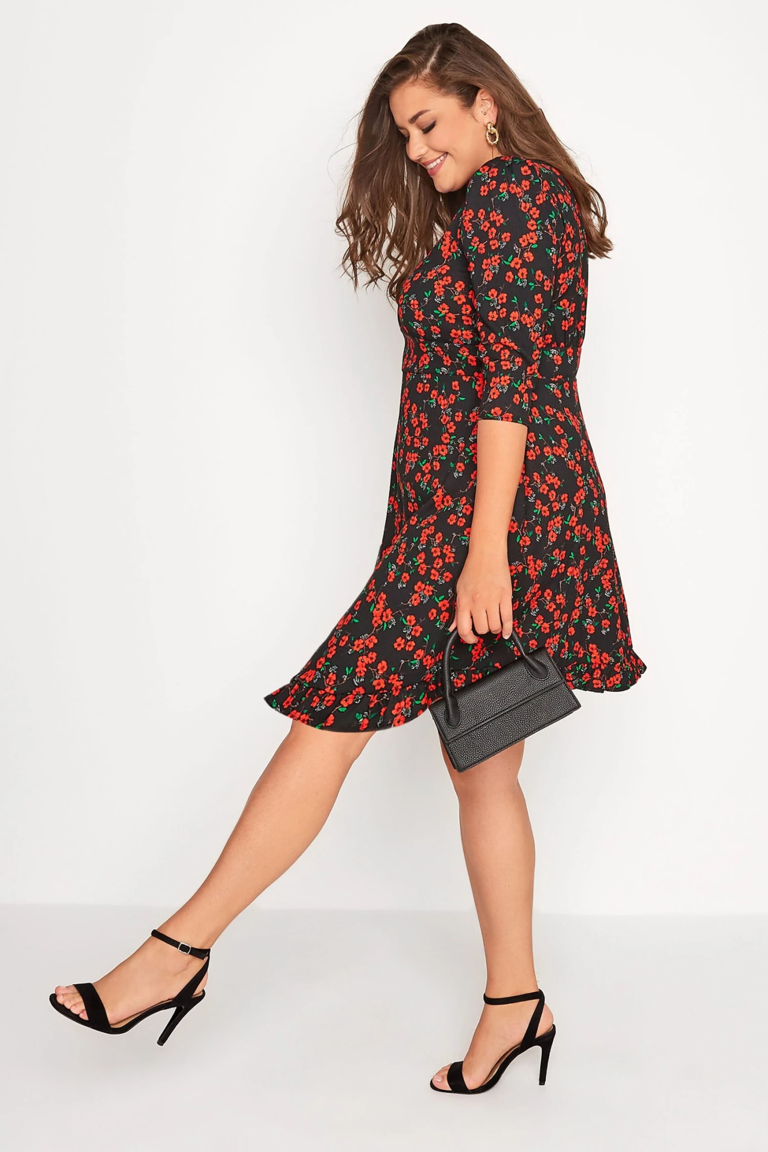 YOURS LONDON - Robe Noire & Rouge Petites Fleurs Volanté 4 YOURS LONDON - Robe Noire & Rouge Petites Fleurs Volanté – Image 2