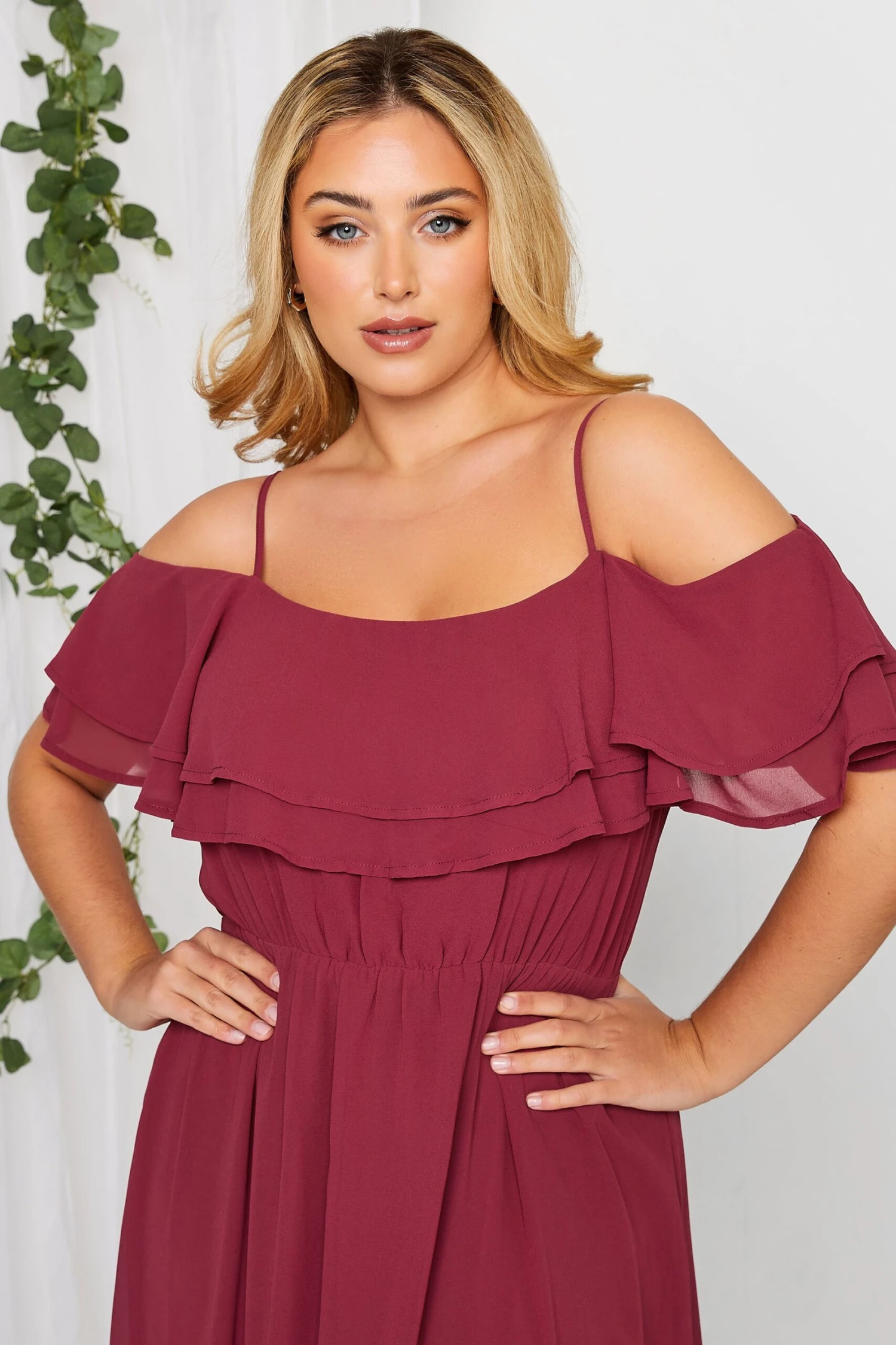 YOURS LONDON - Robe Rose Foncée Bardot Volanté Mousseline Demoiselle D'Honneur 5 YOURS LONDON - Robe Rose Foncée Bardot Volanté Mousseline Demoiselle D'Honneur – Image 3