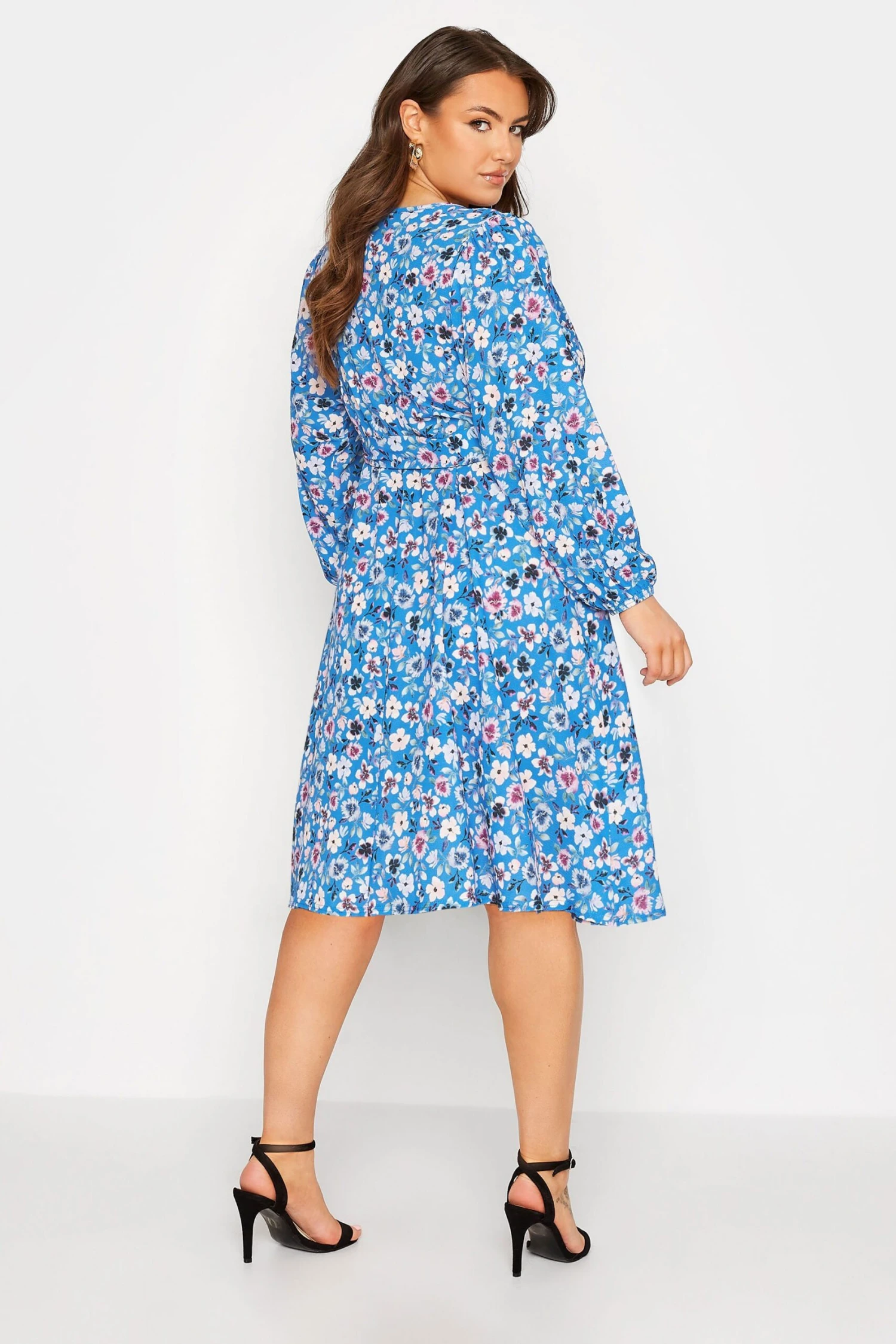 YOURS LONDON - Robe Bleue Ciel Floral Style En Cache-Coeur 5 YOURS LONDON - Robe Bleue Ciel Floral Style En Cache-Coeur – Image 3