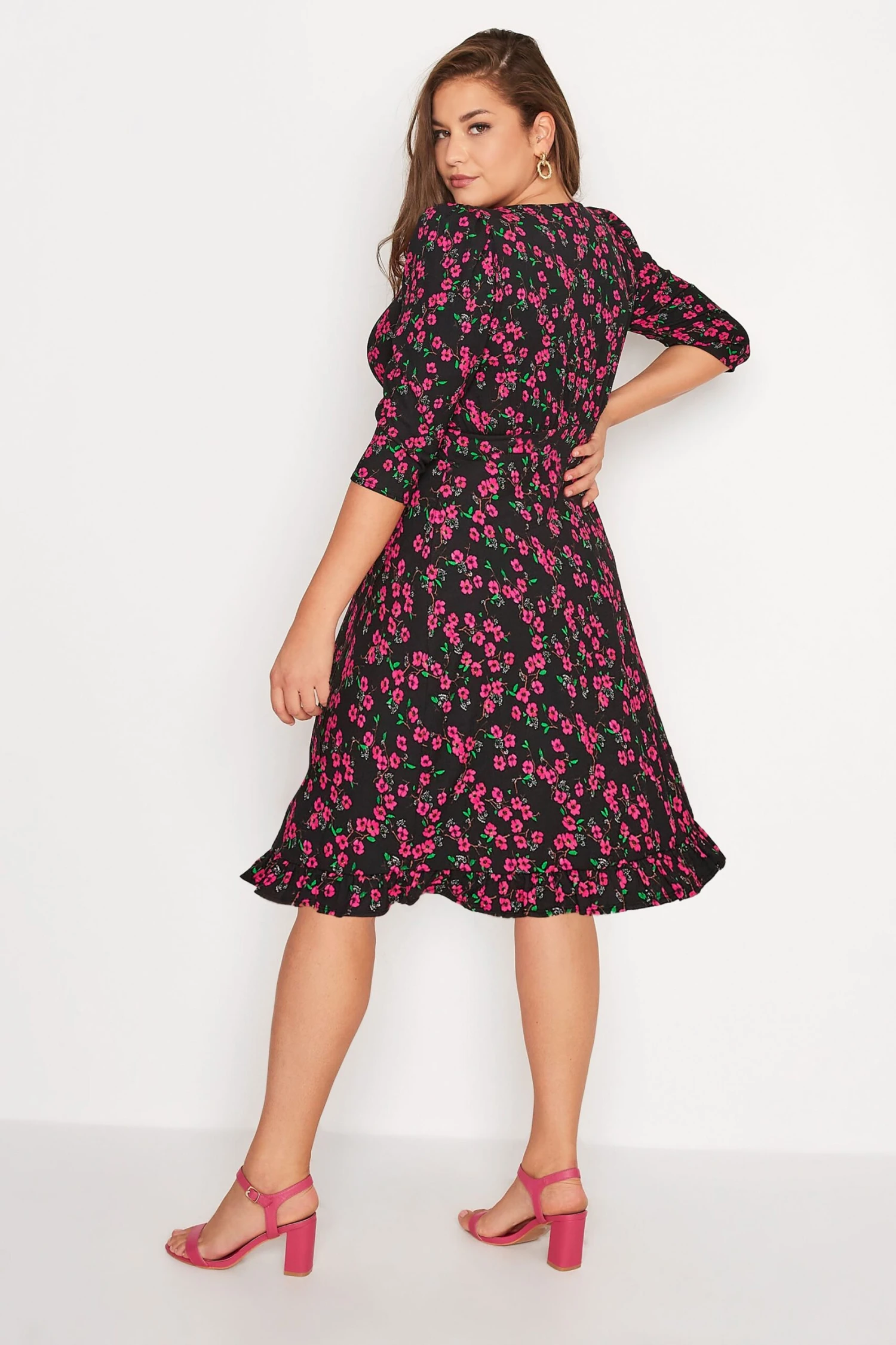 YOURS LONDON - Robe Noire & Rose Petites Fleurs Volanté 5 YOURS LONDON - Robe Noire & Rose Petites Fleurs Volanté – Image 3