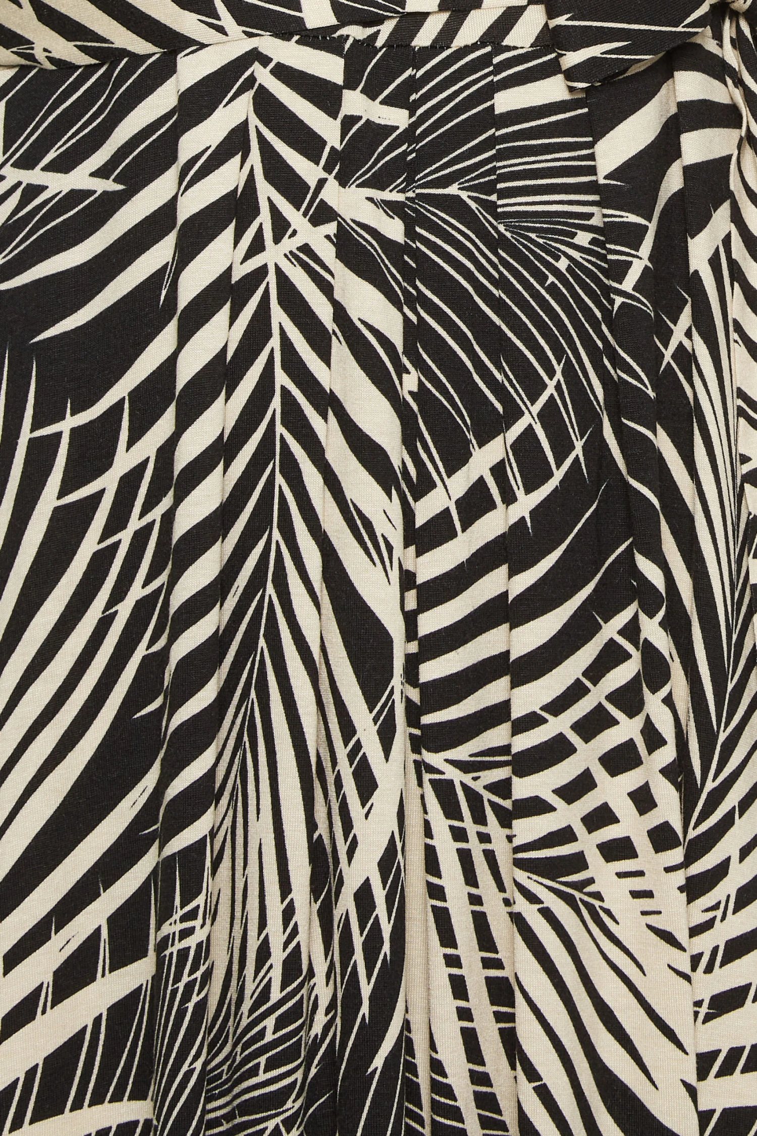 YOURS - Robe Noire Maxi Imprimé Feuilles Cache-Coeur 7 YOURS - Robe Noire Maxi Imprimé Feuilles Cache-Coeur – Image 5