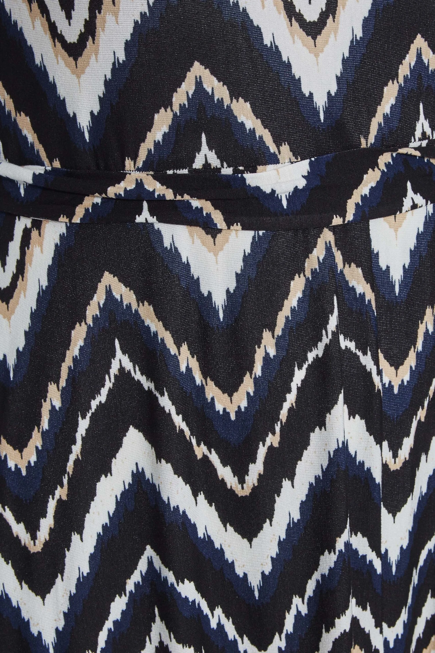 YOURS LONDON - Robe Noire & Blanche Maxi Design Géométrique Zig Zag 7 YOURS LONDON - Robe Noire & Blanche Maxi Design Géométrique Zig Zag – Image 5