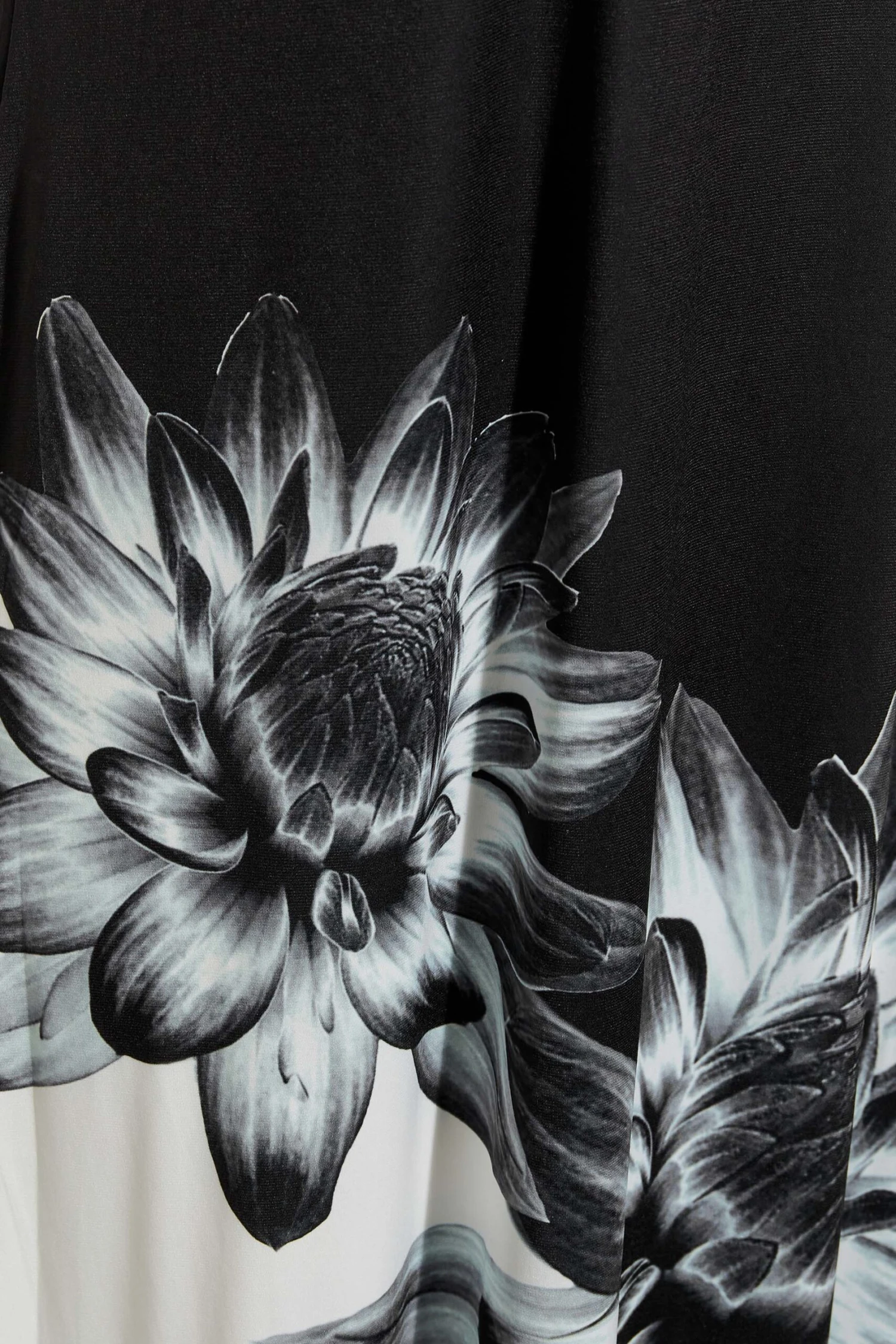 Robe Noire Bordure Floral Blanche 7 Robe Noire Bordure Floral Blanche – Image 5