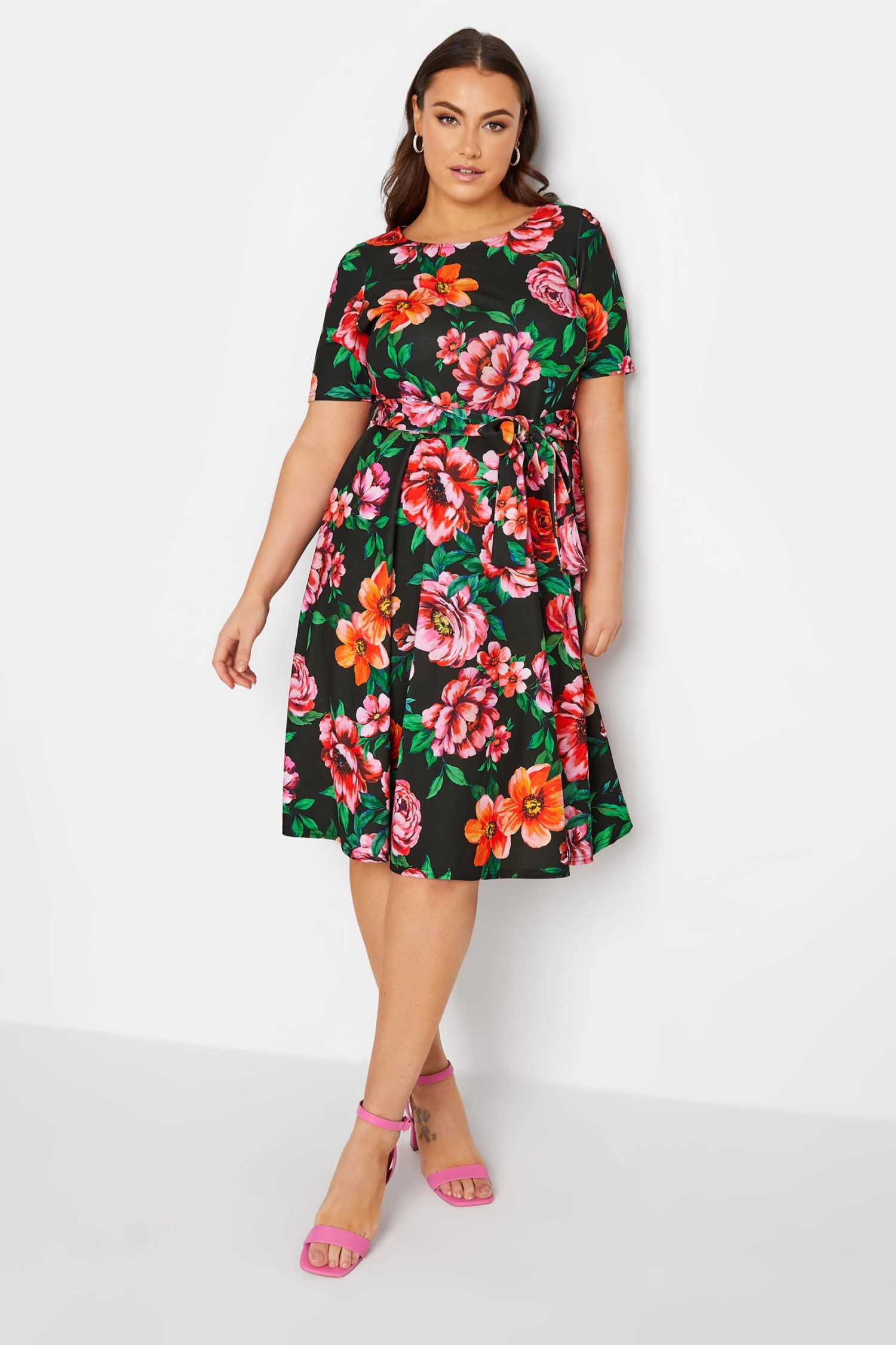 YOURS LONDON - Robe Noire & Rouge Floral Smocké Volantée 3 YOURS LONDON - Robe Noire & Rouge Floral Smocké Volantée