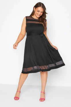 Robe Noire Empiècement Filet Patineuse