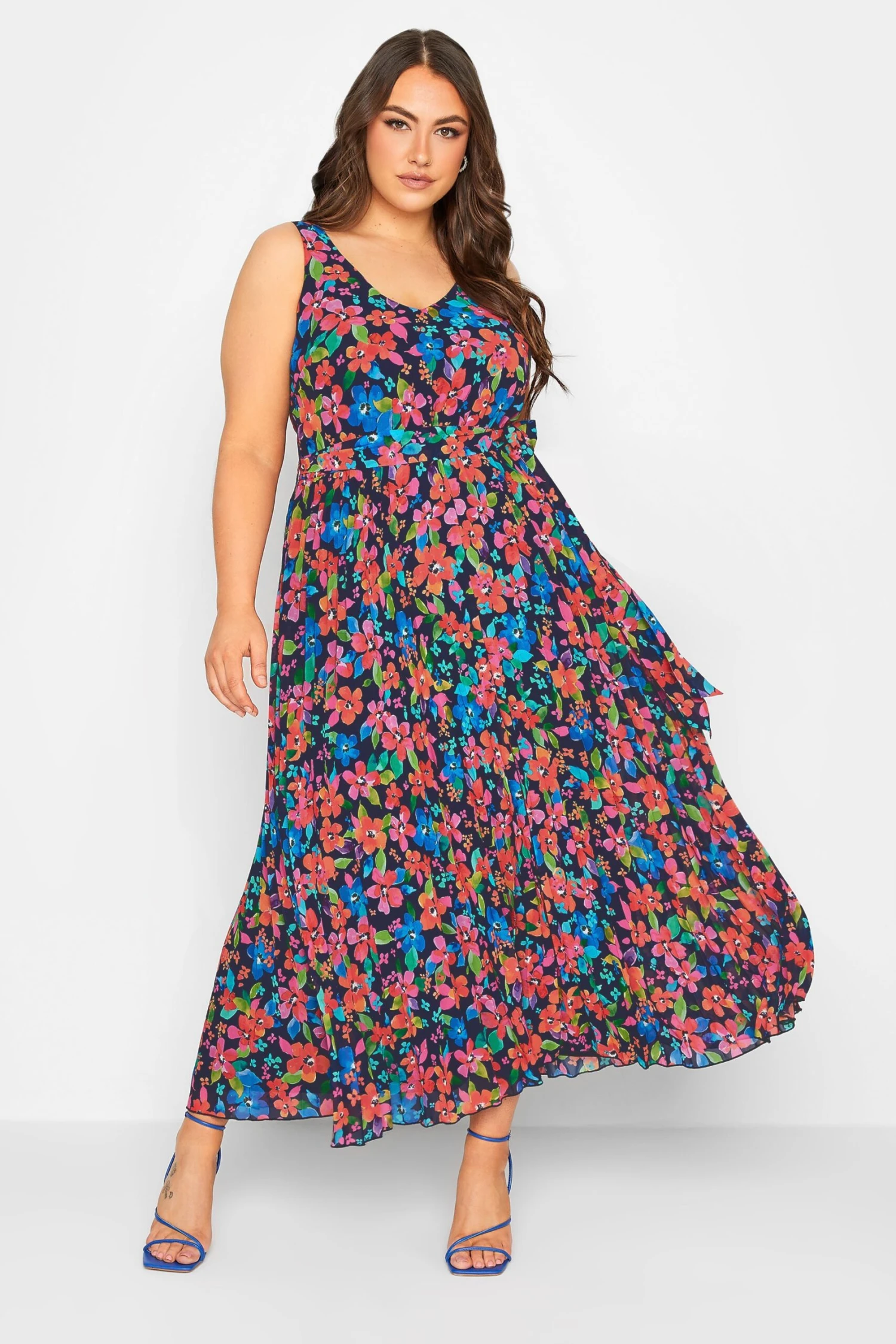 YOURS LONDON - Robe Bleue & Rouge Floral Maxi Plissée 4 YOURS LONDON - Robe Bleue & Rouge Floral Maxi Plissée – Image 2
