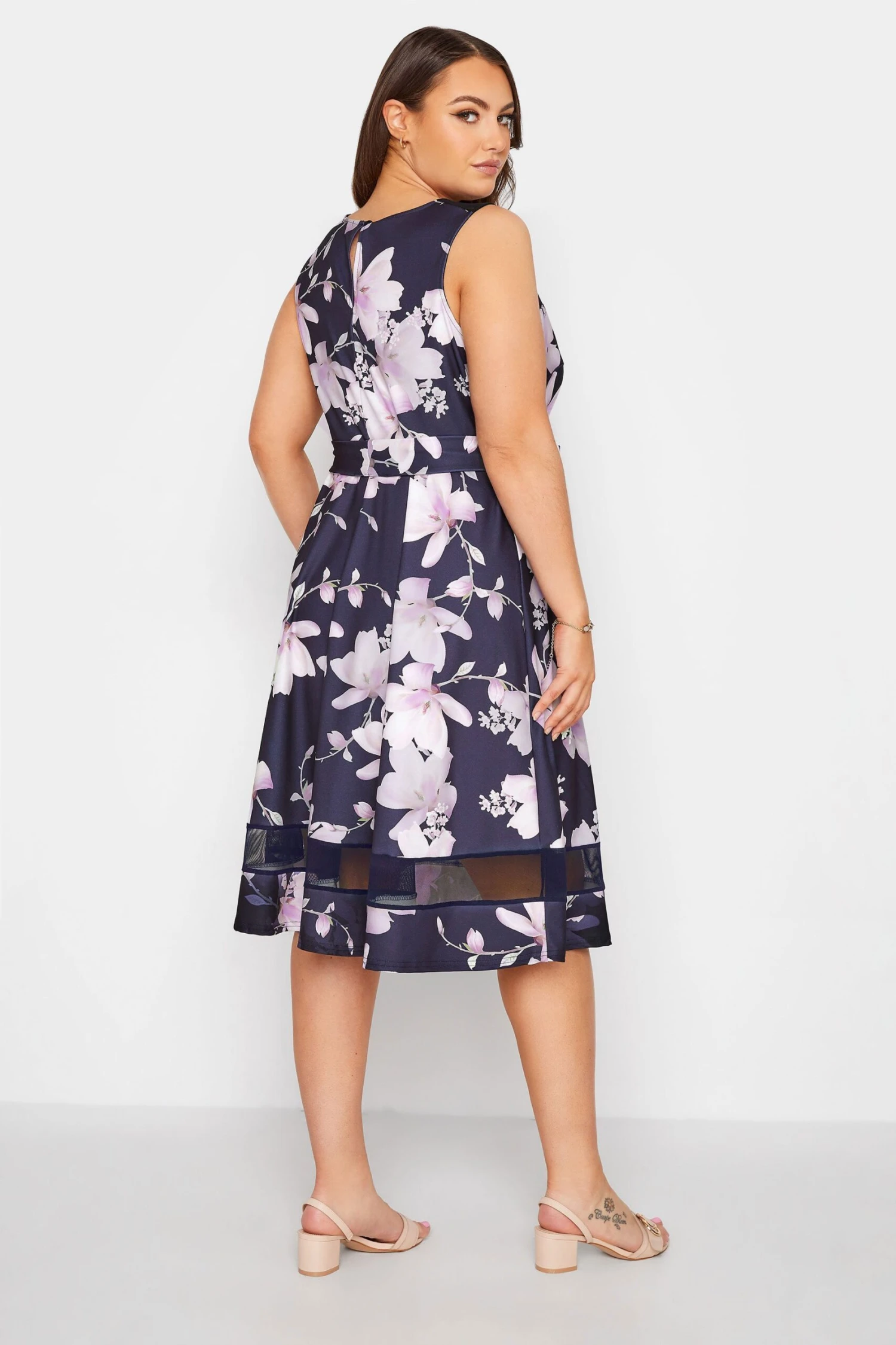 YOURS LONDON - Robe Bleue Floral Patineuse Avec Ceinture 5 YOURS LONDON - Robe Bleue Floral Patineuse Avec Ceinture – Image 3