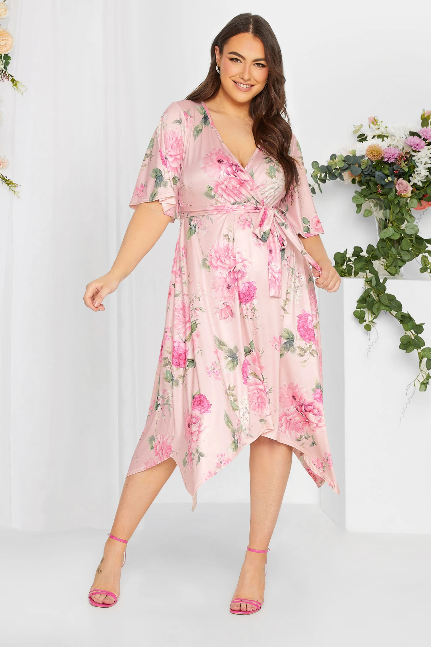 YOURS LONDON - Robe Rose Poudré Floral Ourlet Roulanté 3 YOURS LONDON - Robe Rose Poudré Floral Ourlet Roulanté