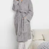 Robe De Chambre Grise En Peluche à Poches 1 Robe De Chambre Grise En Peluche à Poches -GrandeTendance Boutique 7bee96ee 838b 42 148784 A