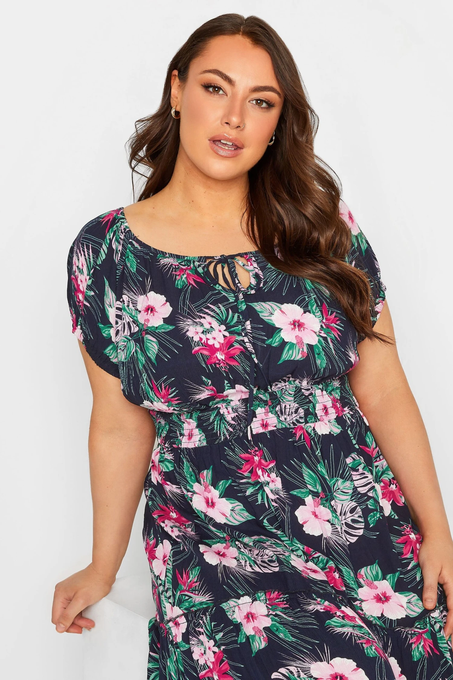 Robe Bleue Marine Maxi Imprimé Floral Tropical Manches Courtes 6 Robe Bleue Marine Maxi Imprimé Floral Tropical Manches Courtes – Image 4