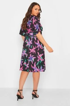 YOURS LONDON - Robe Noire Floral Rose & Violet Cache-Coeur 11 YOURS LONDON - Robe Noire Floral Rose & Violet Cache-Coeur -GrandeTendance Boutique 8a439ff3 9c2b 4e 162201 C
