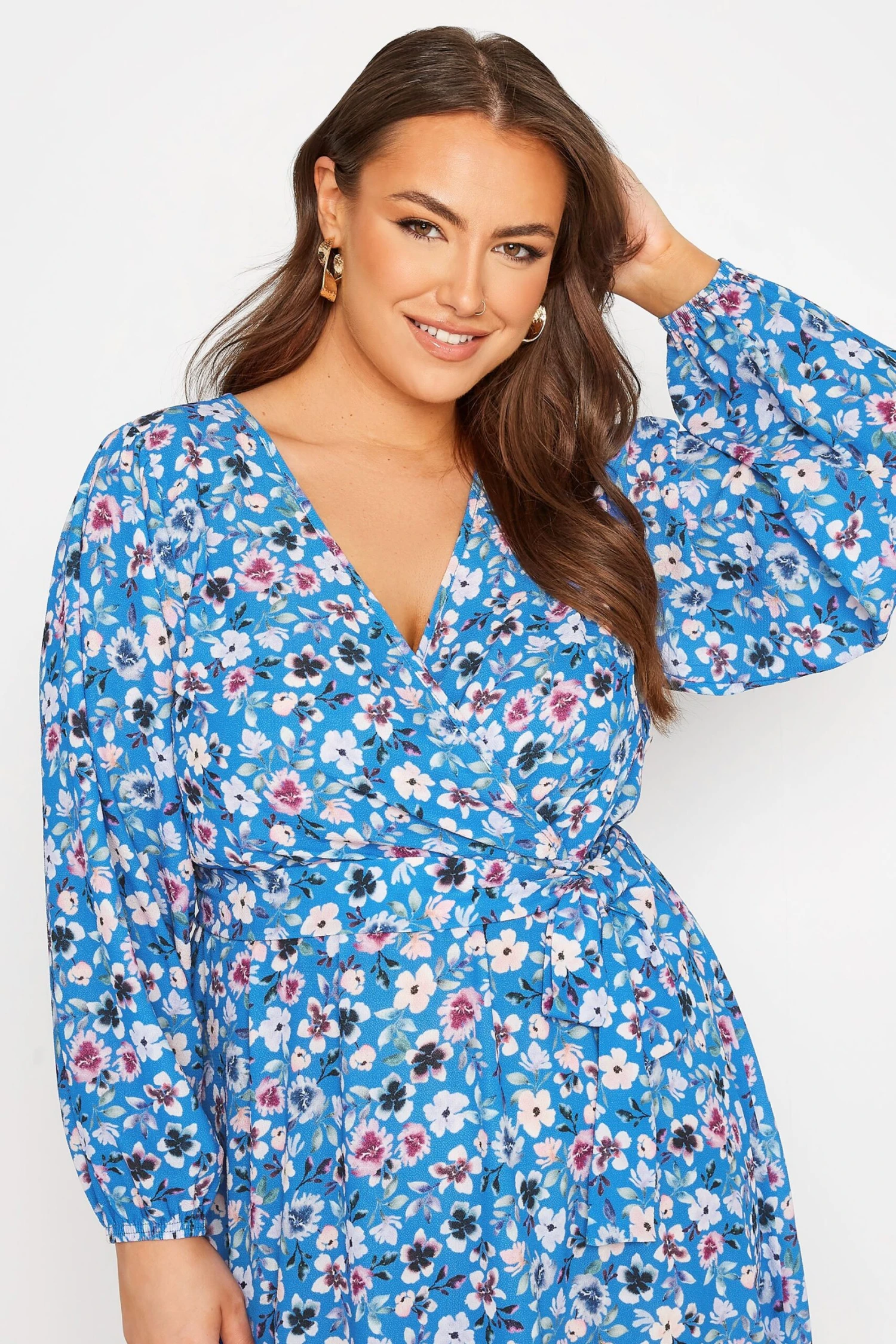 YOURS LONDON - Robe Bleue Ciel Floral Style En Cache-Coeur 6 YOURS LONDON - Robe Bleue Ciel Floral Style En Cache-Coeur – Image 4