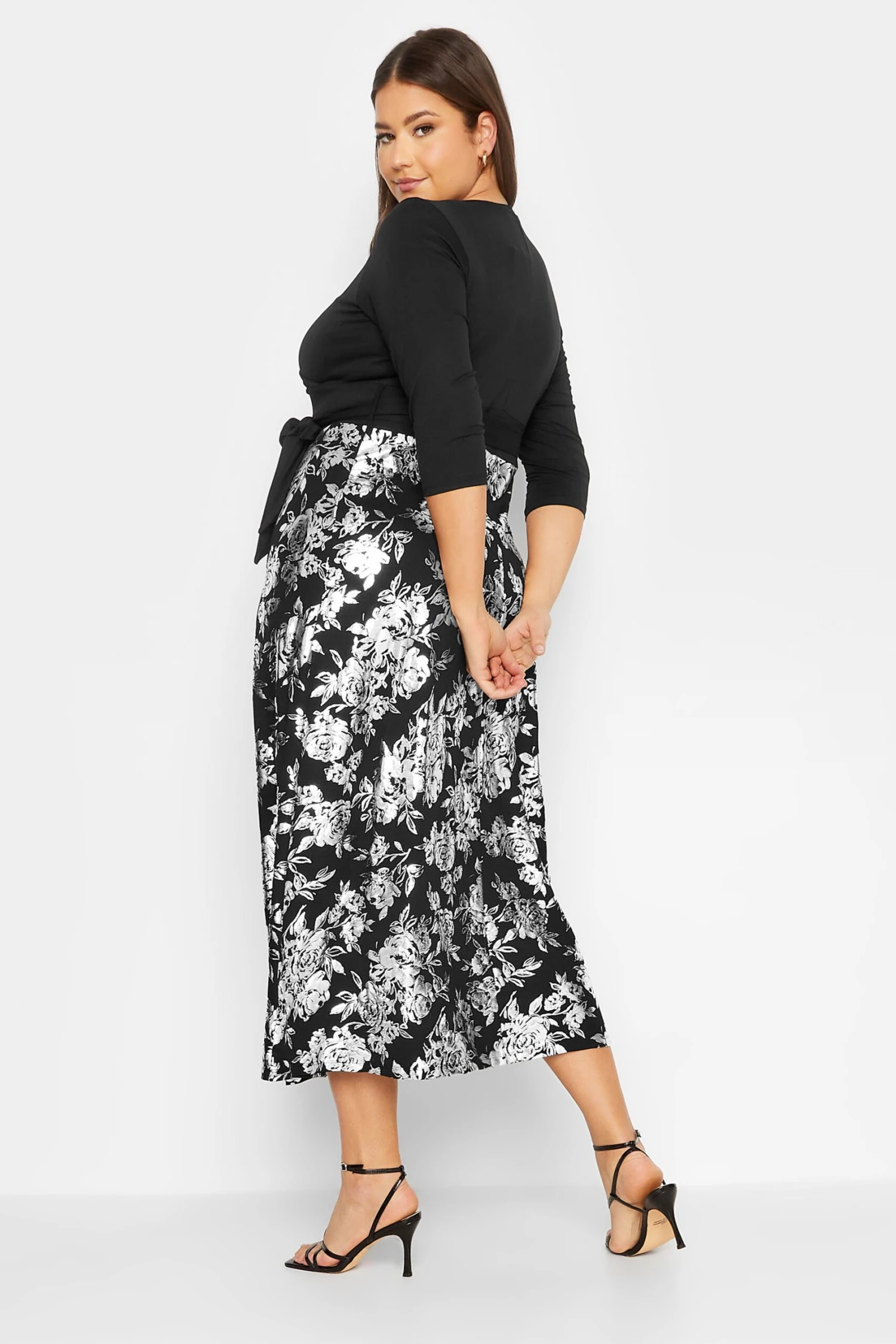 YOURS LUXURY - Robe Noire Cache-Coeur Imprimé Floral Argenté 5 YOURS LUXURY - Robe Noire Cache-Coeur Imprimé Floral Argenté – Image 3