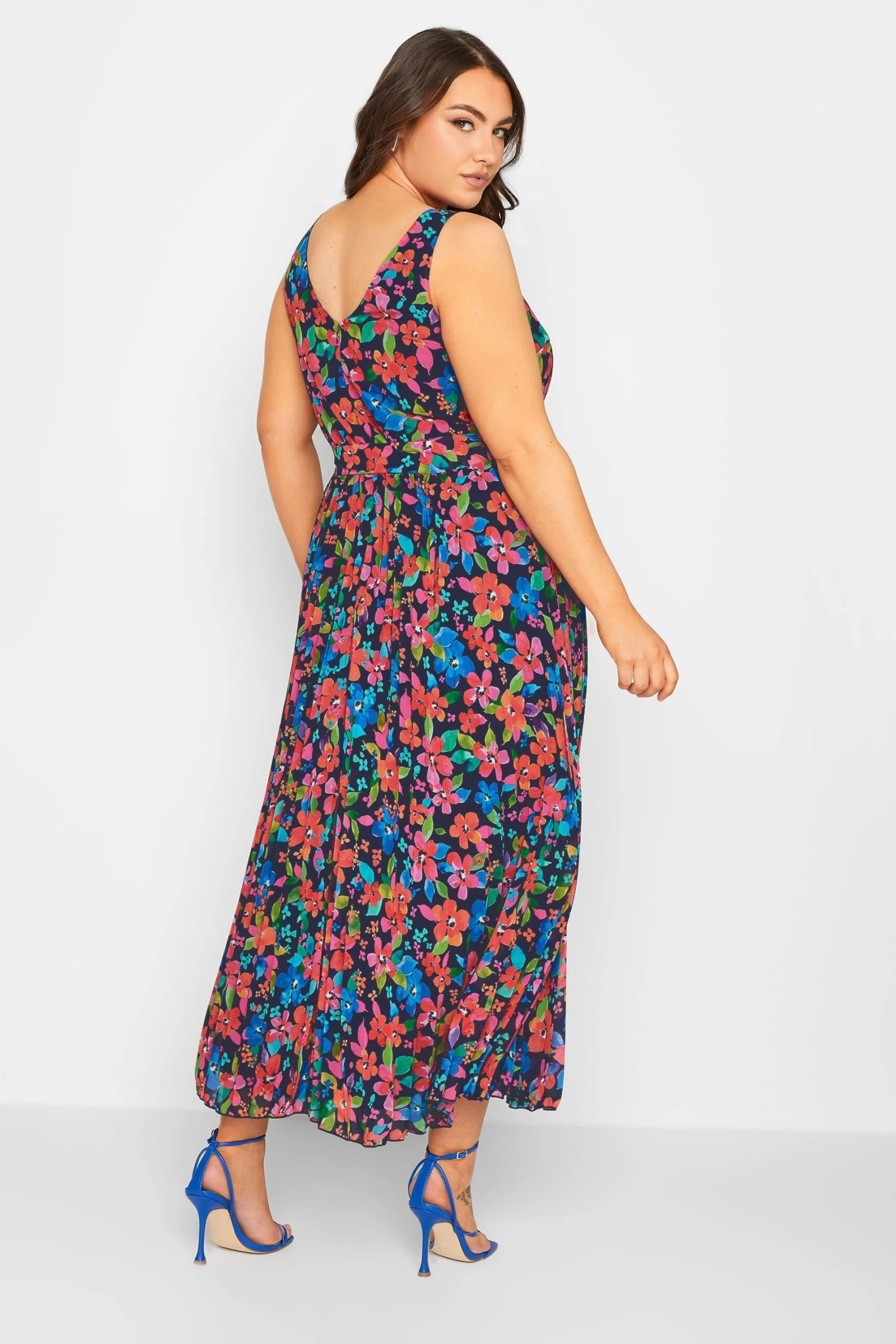 YOURS LONDON - Robe Bleue & Rouge Floral Maxi Plissée 6 YOURS LONDON - Robe Bleue & Rouge Floral Maxi Plissée – Image 4