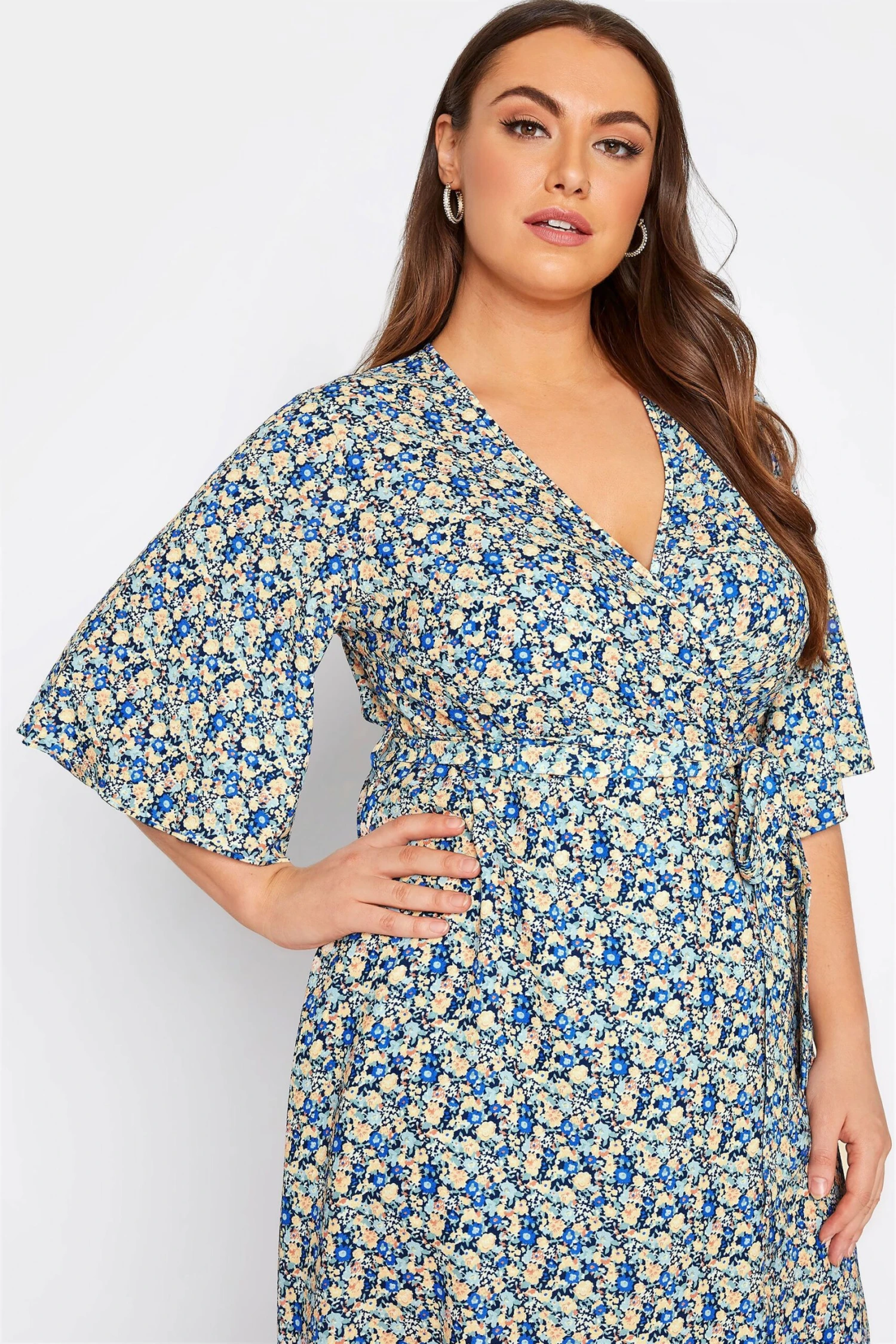 YOURS LONDON - Robe Bleue Floral Cache-Coeur 6 YOURS LONDON - Robe Bleue Floral Cache-Coeur – Image 4
