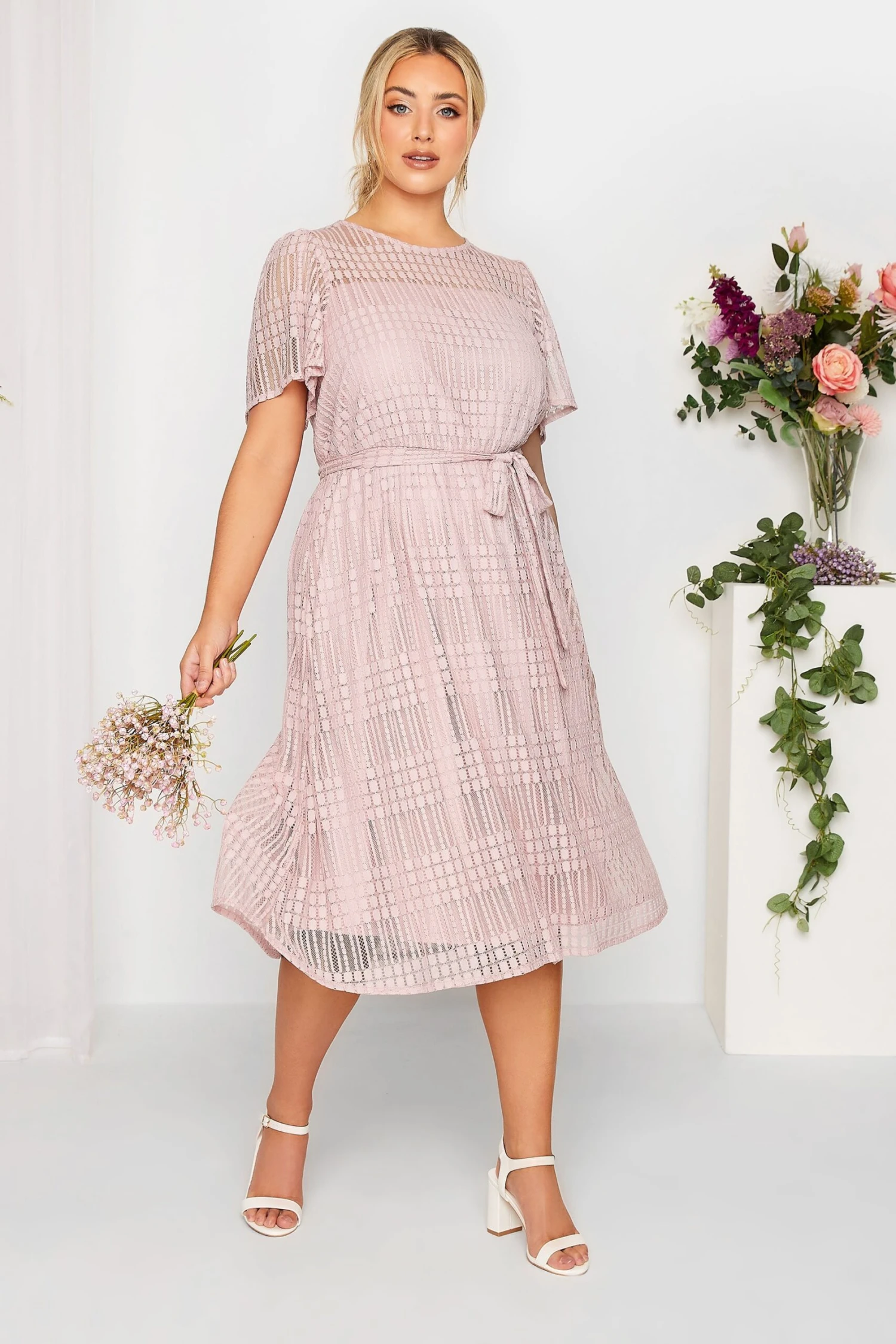 YOURS LONDON - Robe Rose Patineuse Design Dentelle 4 YOURS LONDON - Robe Rose Patineuse Design Dentelle – Image 2