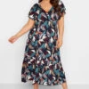 YOURS - Robe Maxi Bleue Marine Cache-Coeur Feuilles Manches Volantées 2 YOURS - Robe Maxi Bleue Marine Cache-Coeur Feuilles Manches Volantées -GrandeTendance Boutique a36da6bc 9fa0 46 301906 A