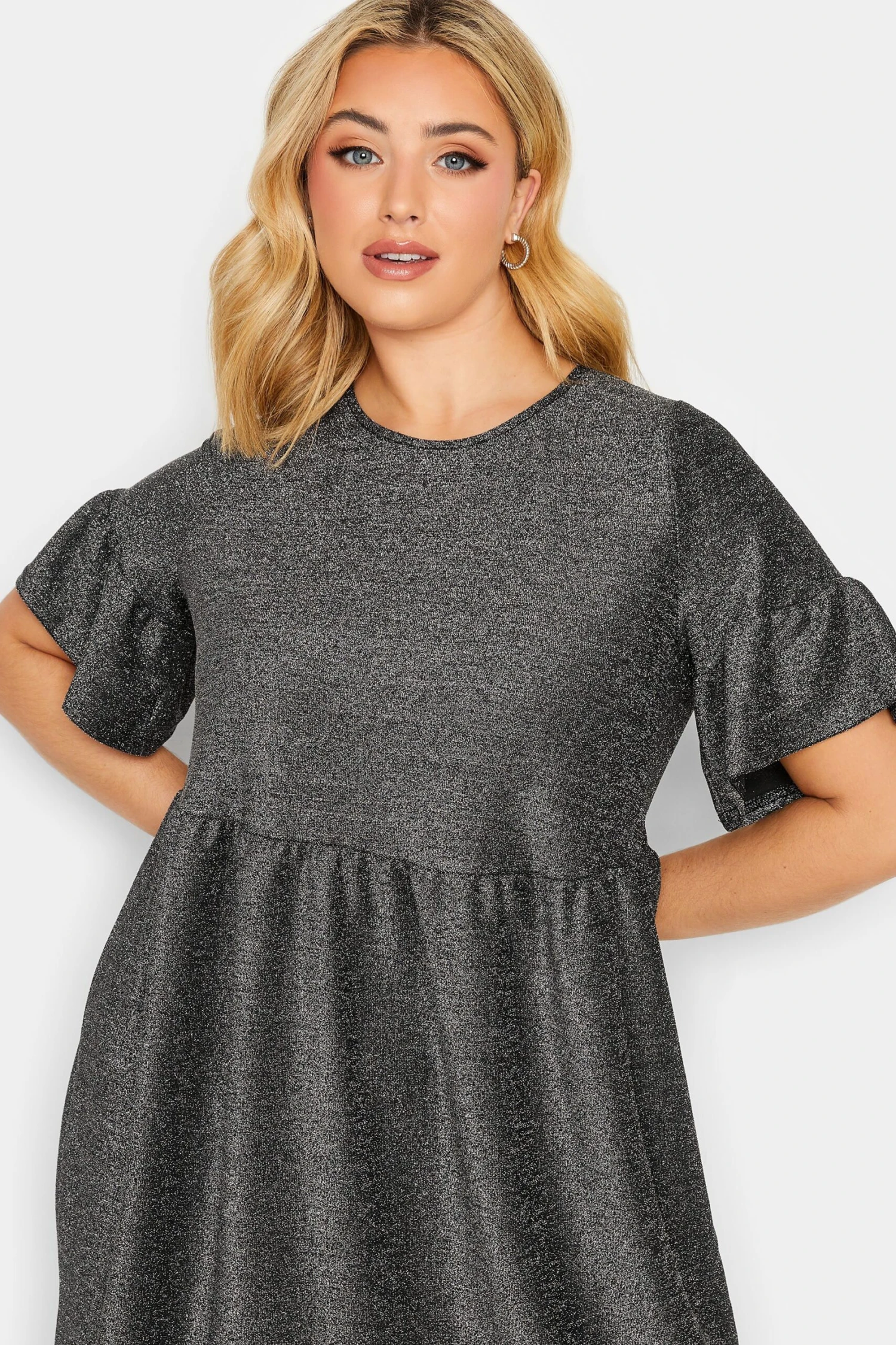 Robe Argentée Smocké Manches Courtes Volantées 6 Robe Argentée Smocké Manches Courtes Volantées – Image 4