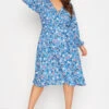 YOURS LONDON - Robe Bleue Ciel Floral Style En Cache-Coeur -GrandeTendance Boutique add25e8a 6d60 4d 161730 A
