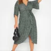 YOURS LONDON - Robe Verte Cache-Coeur Dalmatien 1 YOURS LONDON - Robe Verte Cache-Coeur Dalmatien -GrandeTendance Boutique b2fe68dc 2d5b 41 157867 B