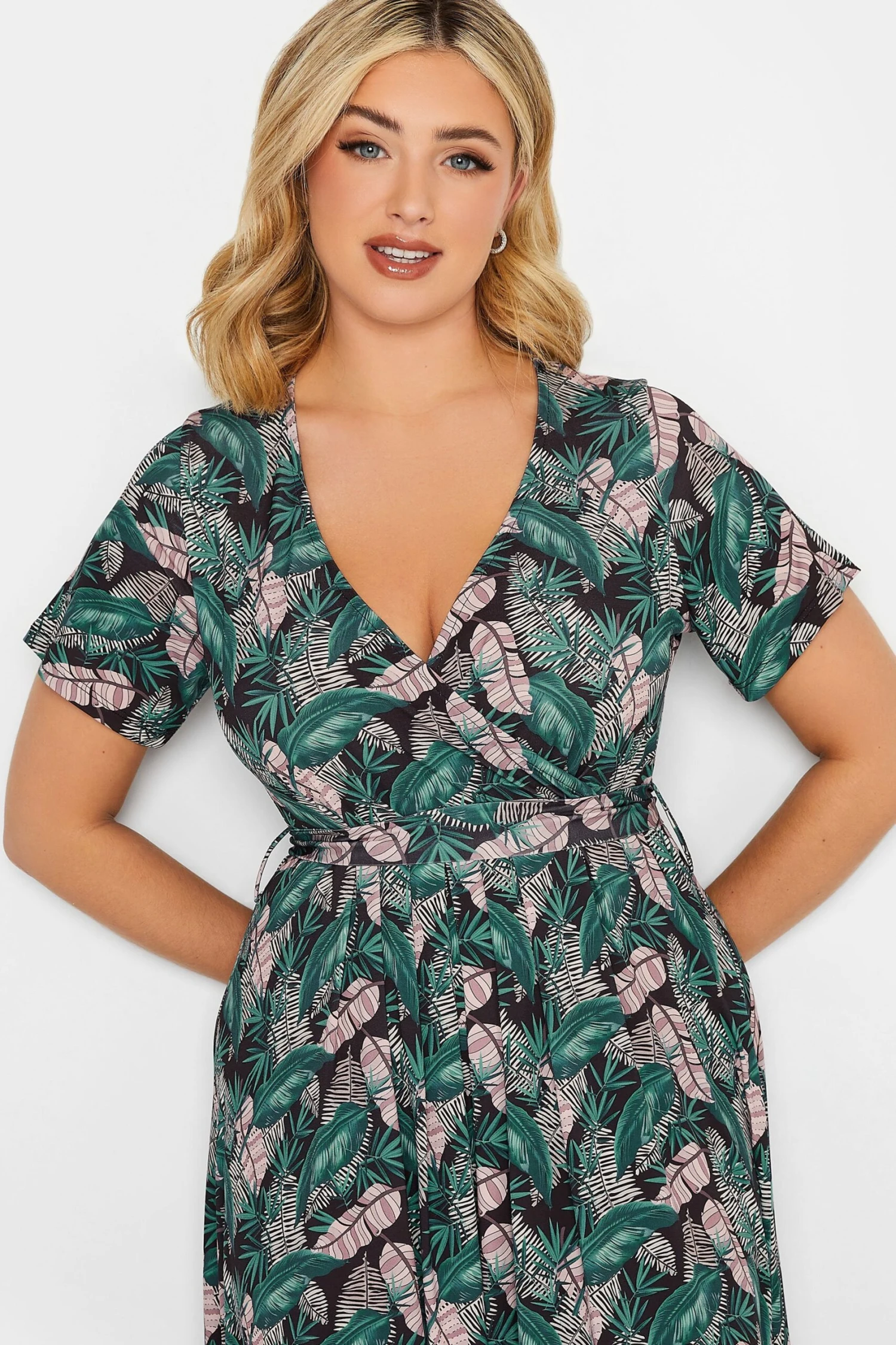 YOURS - Robe Maxi Cache-Coeur Noire Imprimé Feuilles Tropicales Volanté 6 YOURS - Robe Maxi Cache-Coeur Noire Imprimé Feuilles Tropicales Volanté – Image 4