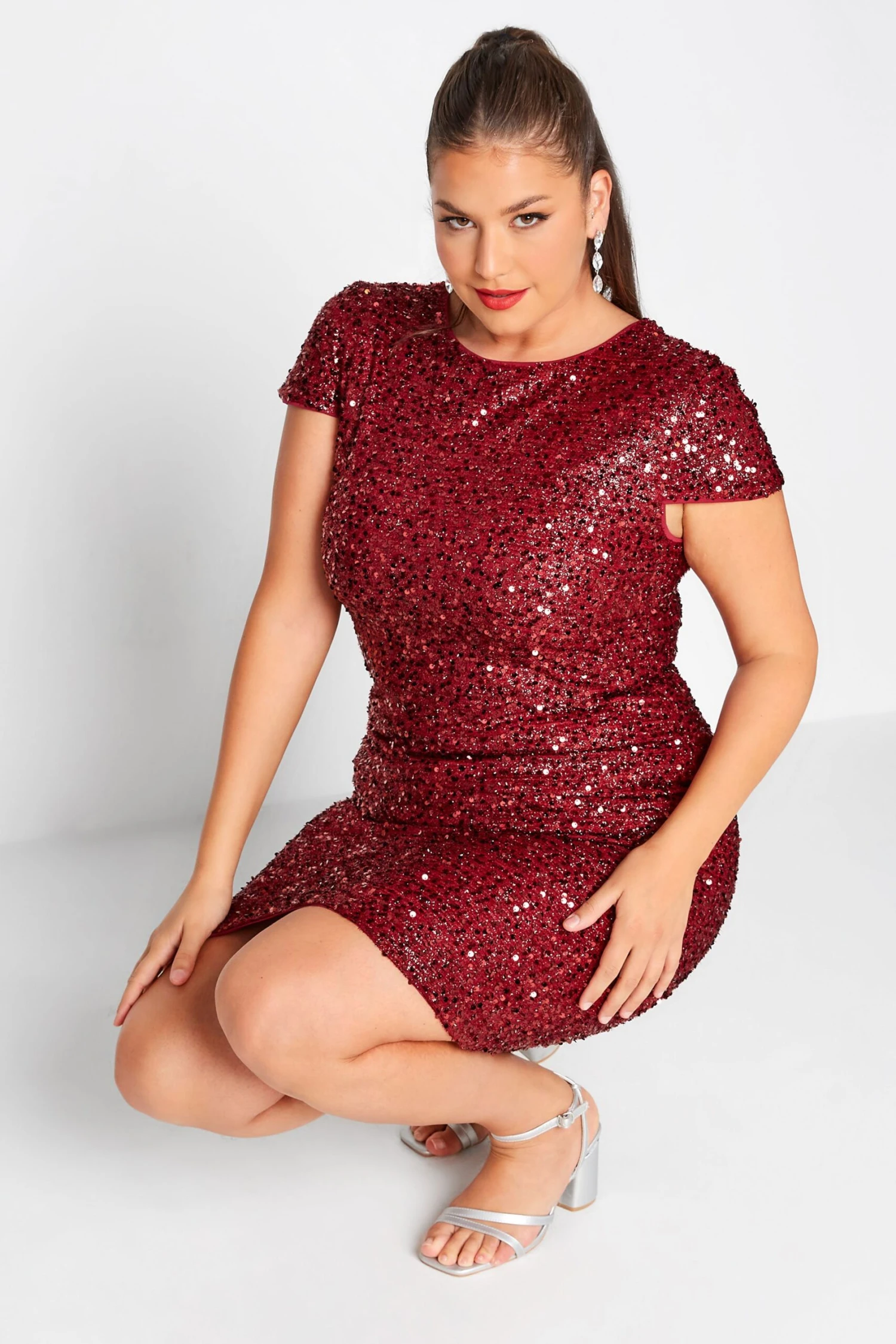 YOURS LONDON - Robe Sequin Rouge Coupe Droite Manches Courtes 6 YOURS LONDON - Robe Sequin Rouge Coupe Droite Manches Courtes – Image 4