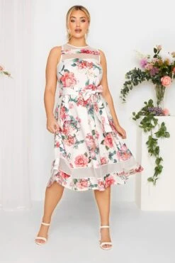 YOURS LONDON - Robe Blanche Floral Rose Patineuse Avec Ceinture