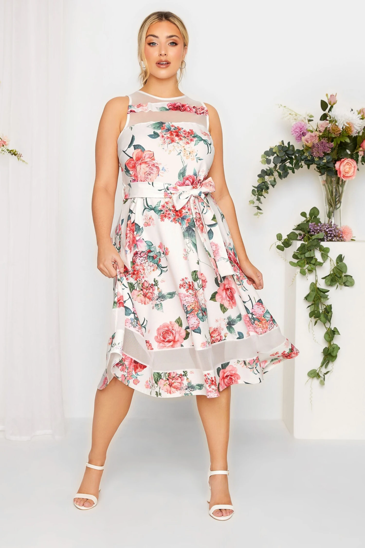 YOURS LONDON - Robe Blanche Floral Rose Patineuse Avec Ceinture 3 YOURS LONDON - Robe Blanche Floral Rose Patineuse Avec Ceinture