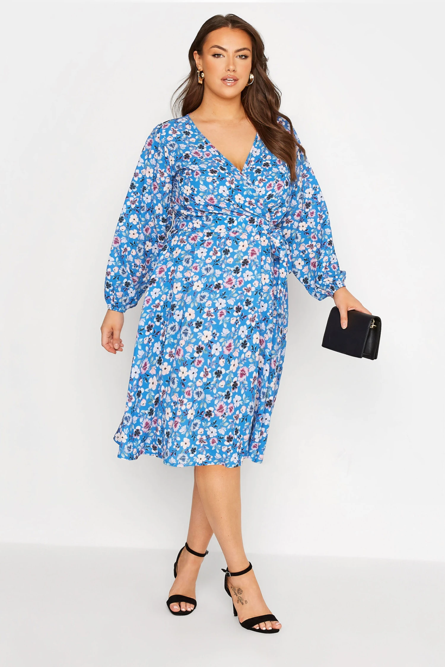 YOURS LONDON - Robe Bleue Ciel Floral Style En Cache-Coeur 4 YOURS LONDON - Robe Bleue Ciel Floral Style En Cache-Coeur – Image 2