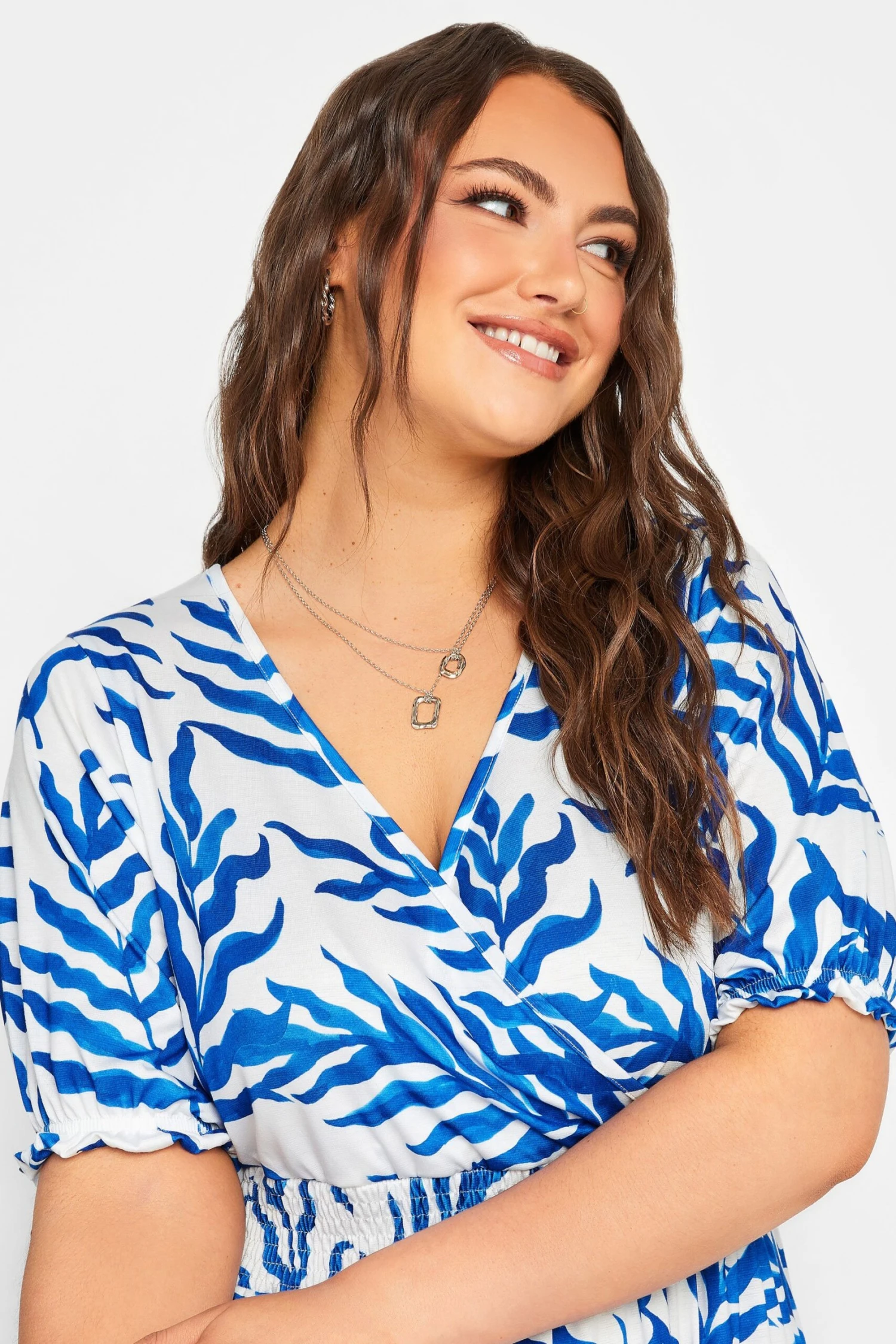 LIMITED COLLECTION - Robe Blanche Floral Bleue Volanté 6 LIMITED COLLECTION - Robe Blanche Floral Bleue Volanté – Image 4