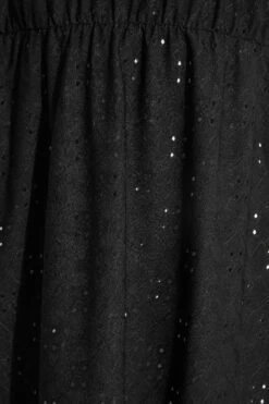 YOURS PETITE - Robe Noire Smocké Broderie Anglaise Volanté -GrandeTendance Boutique d99f2108 43b1 45 174654 Z