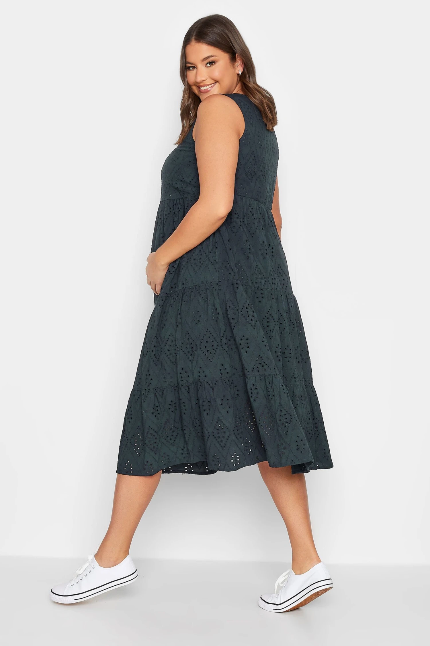 BUMP IT UP MATERNITY - Robe Midi Bleue Marine Broderie Anglaise 5 BUMP IT UP MATERNITY - Robe Midi Bleue Marine Broderie Anglaise – Image 3