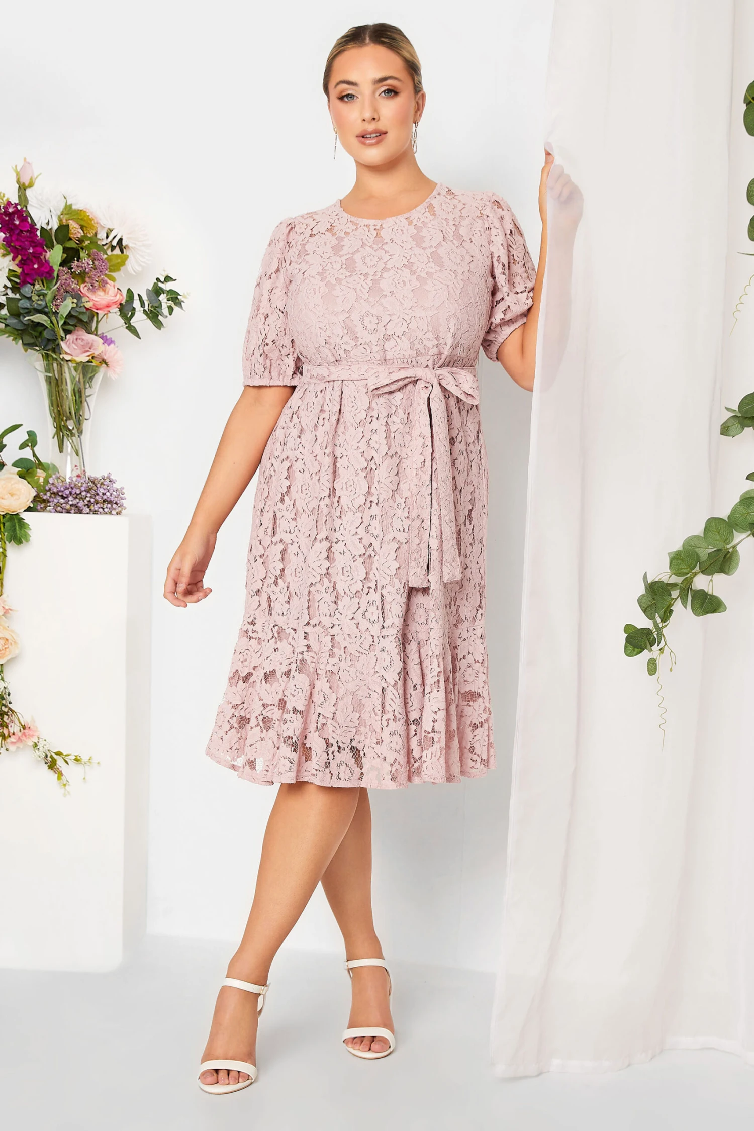 YOURS LONDON - Robe Rose Poudrée Florale Empiècement Dentelle 3 YOURS LONDON - Robe Rose Poudrée Florale Empiècement Dentelle