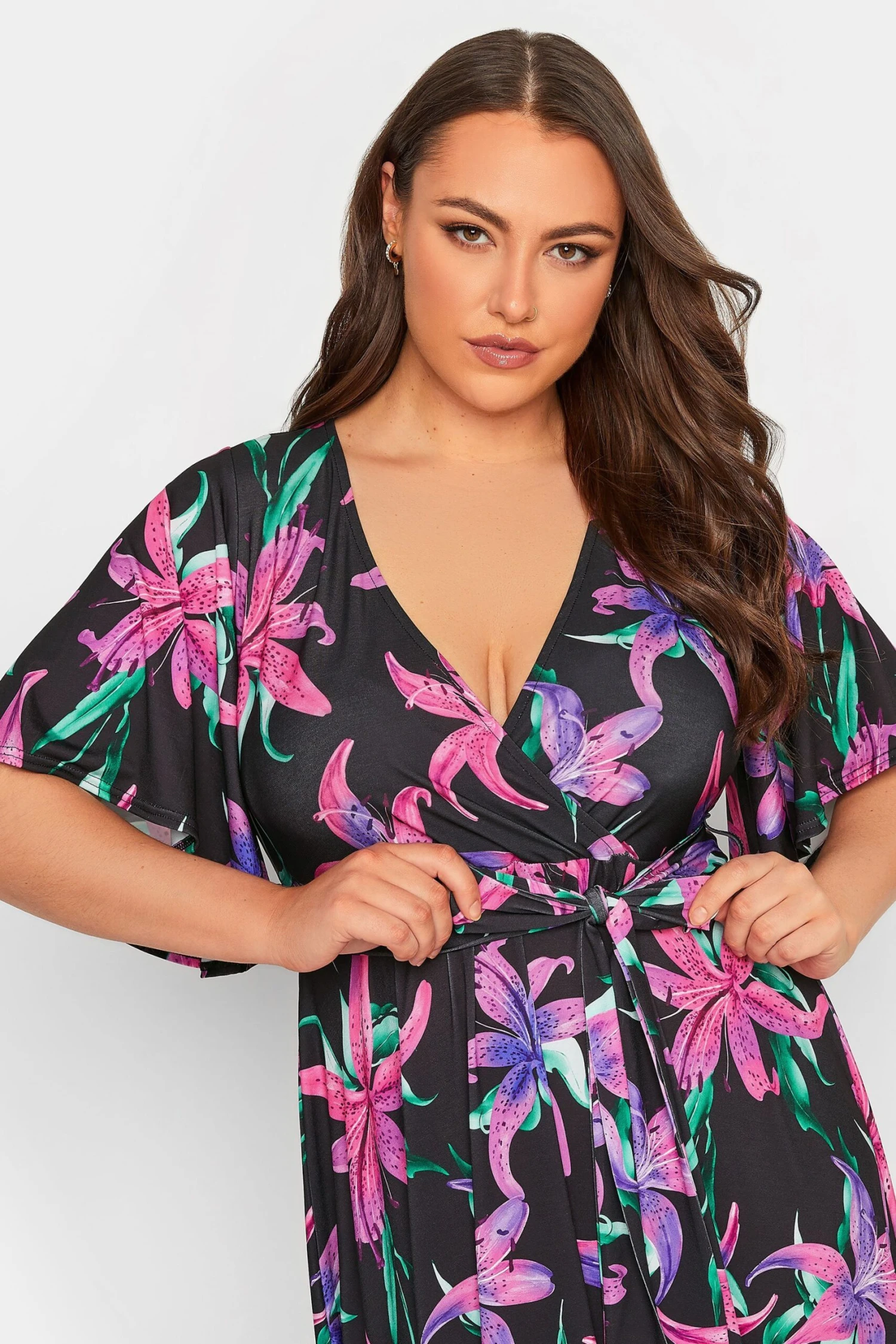YOURS LONDON - Robe Noire Floral Rose & Violet Cache-Coeur 6 YOURS LONDON - Robe Noire Floral Rose & Violet Cache-Coeur – Image 4